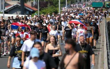 Thompsonovi obožavatelji idu preko Mosta slobode prema fan zoni na Bundeku i Hipodromu