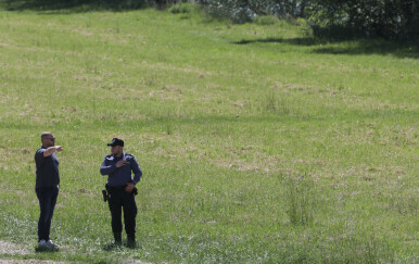 Muškarci u crnom bakljama zapalili Savski nasip: Buknula tri manja požara, policija u akciji