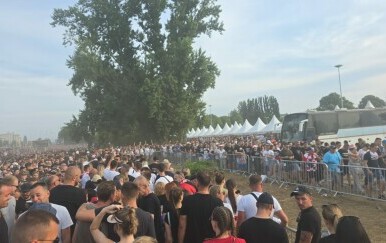 Čep na jednom od ulaza na Thompsonov koncert