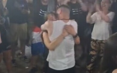 Pale i zaruke na koncertu Marka Perkovića Thompsona