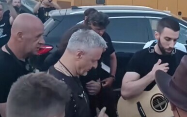 Pogledajte trenutak prije nego su Thompson i bend izašli na pozornicu