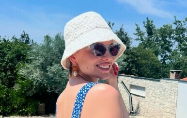 Lejla Filipović u midi plavoj haljini cvjetnog uzorka