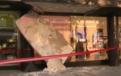 Pao dio nadstrešnice ispred parfumerije u Beogradu