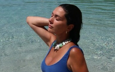 Berguzar Korel pokazala savršenu figuru na plaži