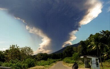 Erumpirao indonezijski vulkan: Izbacio pepeo 18 kilometara u zrak, evakuirano više od 4000 ljudi