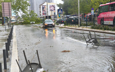 Snažna oluja u Splitu: Gradom odjekuju alarmi