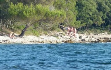Čovjek šokiran prizorom na dalmatinskoj plaži, snimio grupnjak