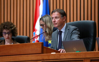 Pupovac izazvao buru govorom o Thompsonu, zastupnik s govornice pozdravio sa "Za dom spremni"