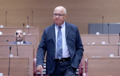 Pupovac izazvao buru govorom o Thompsonu, zastupnik s govornice pozdravio sa "Za dom spremni"