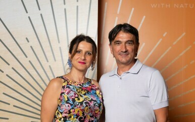 Davorka Dalić u dugoj šarenoj haljini