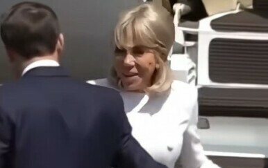 Još jedan neugodan trenutak Brigitte i Emmanuela Macrona