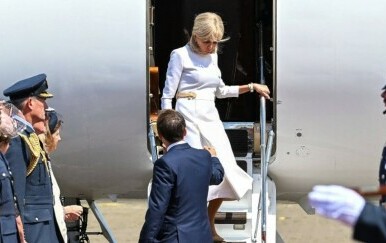 Još jedan neugodan trenutak Brigitte i Emmanuela Macrona