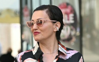 Nina Badrić u crnom jednodijelnom kupaćem kostimu na Hvaru 2025.