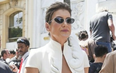 Kate Walsh mamila poglede u zanimljivom izdanju s raskošnim dekolteom