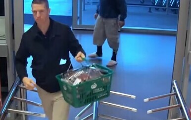 Policajac u civilu šokirao potezom, kladimo se da ovo ne uče na Akademiji