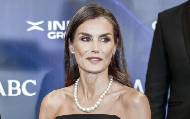 Kraljica Letizia nosi crnu haljinu i bisere