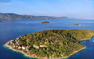 Hrvatski otok na kojem živi samo jedan stanovnik: Ljepotan pun "bijelog zlata" koje izaziva divljenje - i strahopoštovanje
