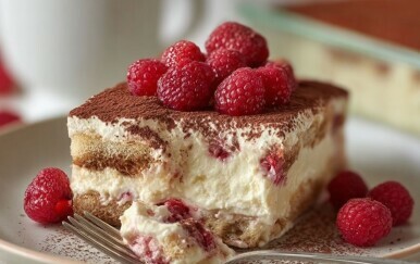 Sladoledni tiramisu s malinama