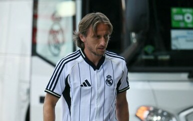 Modrić po povratku iz Amerike posebno zagrlio jednog čovjeka, dao mu je i dres