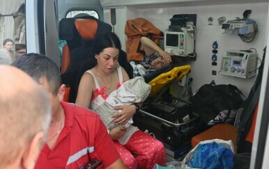 Ruski napad na Harkiv oštetio rodilište, pacijentice evakuirane u sklonište