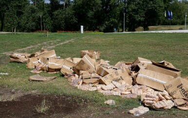 Sendviči koji su se na Thompsonovu koncertu prodavali po 8 eura razbacani po Bundeku