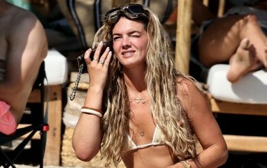 Louisa Johnson uživa na plaži na Ibizi