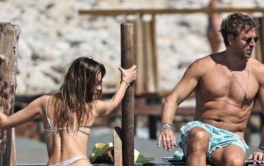 Alessandra Ambrosio s dečkom uživa na Ibizi