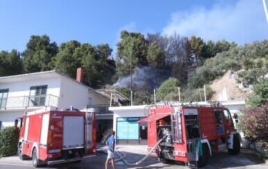 Požar u Podstrani ugašen, vatrogasci povremeno obilaze požarište
