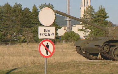 Poznati detalji o incidentu u Udbini: Trojac autom upao u vojarnu, vozaču određen istražni zatvor