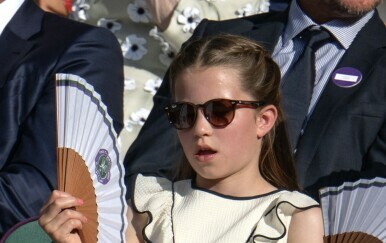 Princeza Charlotte s jarko ružičastim noktima na Wimbledonu