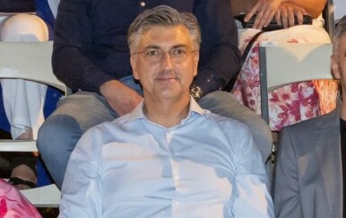 Andrej Plenković s kćeri Milom na premijeri predstave Ribarske svađe u Dubrovniku
