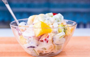 Slatki potpis ljeta: Voćna salata s bogatim preljevom od jogurta