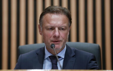 Je li ustaški pozdrav dozvoljen u Saboru? Bulj provocira: "Svoje kolege pozdrvljam legalnim pozdravom, ništa više"