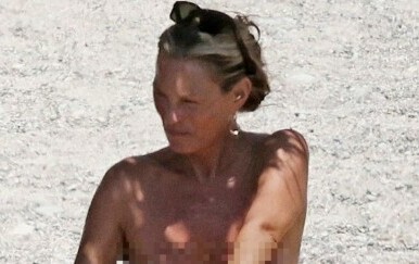 Kate Moss u toplesu uživala u hladu na plaži