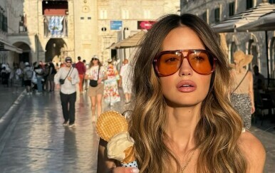 Adriana Ćaleta-Car u bijeloj haljini s heklanim detaljima