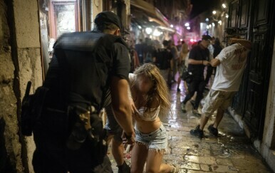 Žena izgubila kontrolu: Nogom udarila policajca u glavu, pokušala ugristi liječnike...