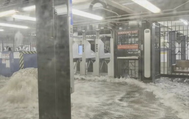 VIDEO Stravični prizori u New Yorku! Bujice vode potopile podzemnu, prelijevaju se po vlakovima