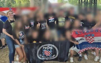 Ovo je državna tajnica u Ministarstvu obrazovanja, pozira kraj HOS-ove zastave i pojedinaca koji su nosili iste takve majice sa spornim znakovljem