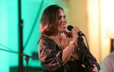 Natali Dizdar u žutoj heklanoj haljini i sandalama s vrtoglavo visokom petom