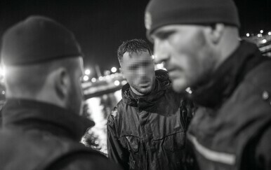 Degutantan čin: Gol se samozadovoljavao pored mora, pozvali su policiju