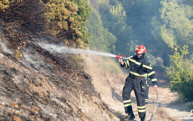 Kazneno prijavljen zbog prijetnji vatrogascima tijekom intervencije na požarištu u Stobreču