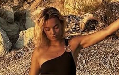 Natalie Balmix u jednodijelnom badiću na nepoznatoj plaži