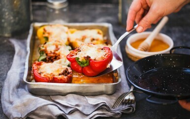 Neke druge punjene paprike: S povrtnim rižotom i zapečene u umaku od rajčice