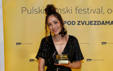 Zrinka Cvitešić u svjetlucavom kombinezonu i srebrnim sandalama