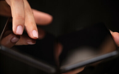 Apple popustio pod pritiskom: Stvara preklopni telefon, ali uz pomoć najvećeg rivala?