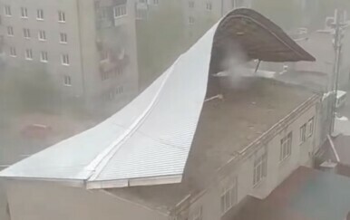 Kad se upali meteoalarm: Vjetar ih nosio po ulici, čupao stabla, rušio krovove...