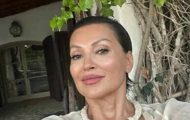 Nina Badrić u svilenoj mini-haljini uživa na Ibizi