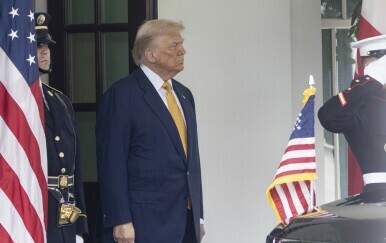 Nove modrice na ruci Donalda Trumpa? Stručnjaci otkrivaju o čemu se zapravo radi