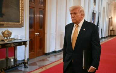 Hitno se oglasila Bijela kuća: Otkriven uzrok masnica na Trumpovim rukama