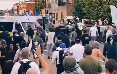 VIDEO Migrant optužen da je pokušao poljubiti djevojčicu: Ulice pod opsadom